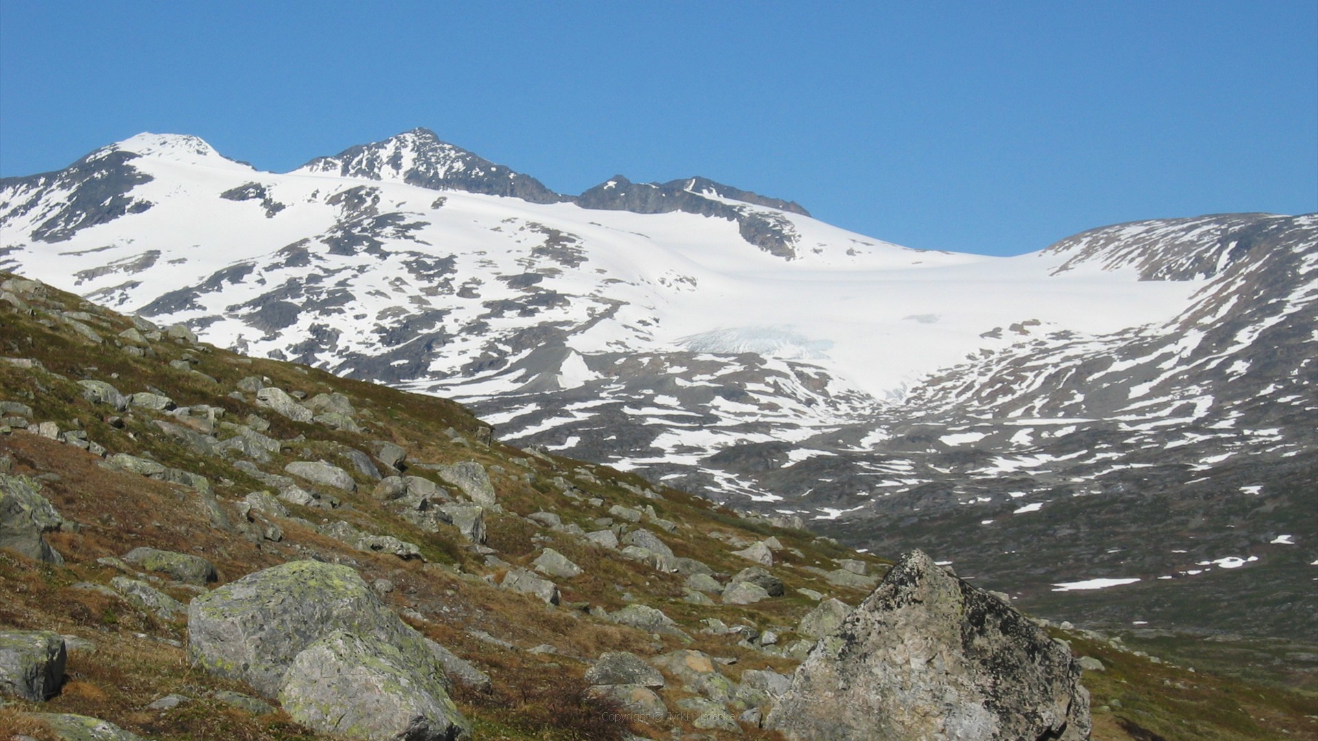 Storsteinsfjellet, 1893m, 4km pitkä ja 2km leveä jäätikkö