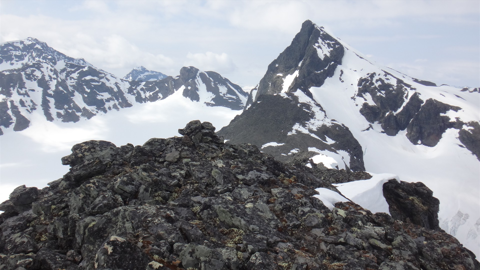 Lullihatjårron huippu 1785 m, harjanne kohti Lullihatjåhkkåa