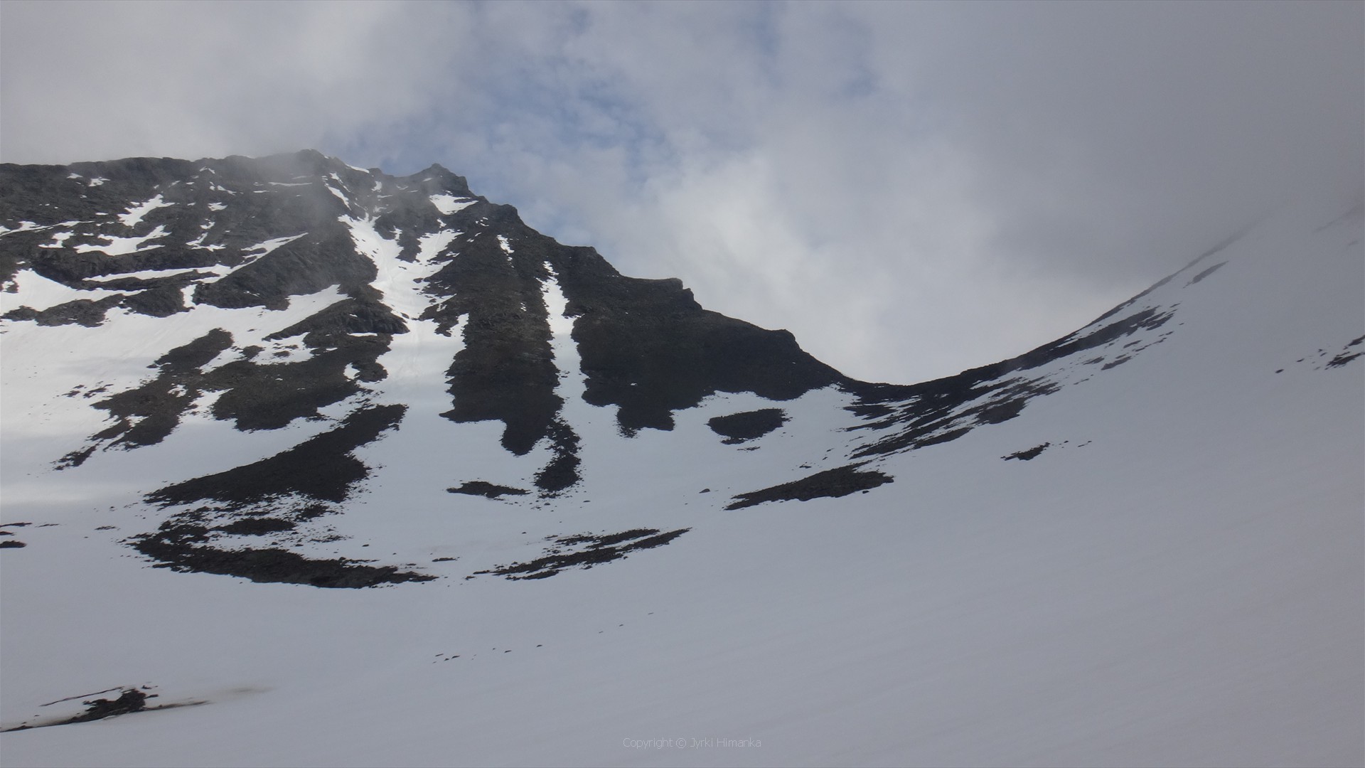 Kohti 1650 m satulaa, vasemmalla Lullihatjåhkkån harjanne
