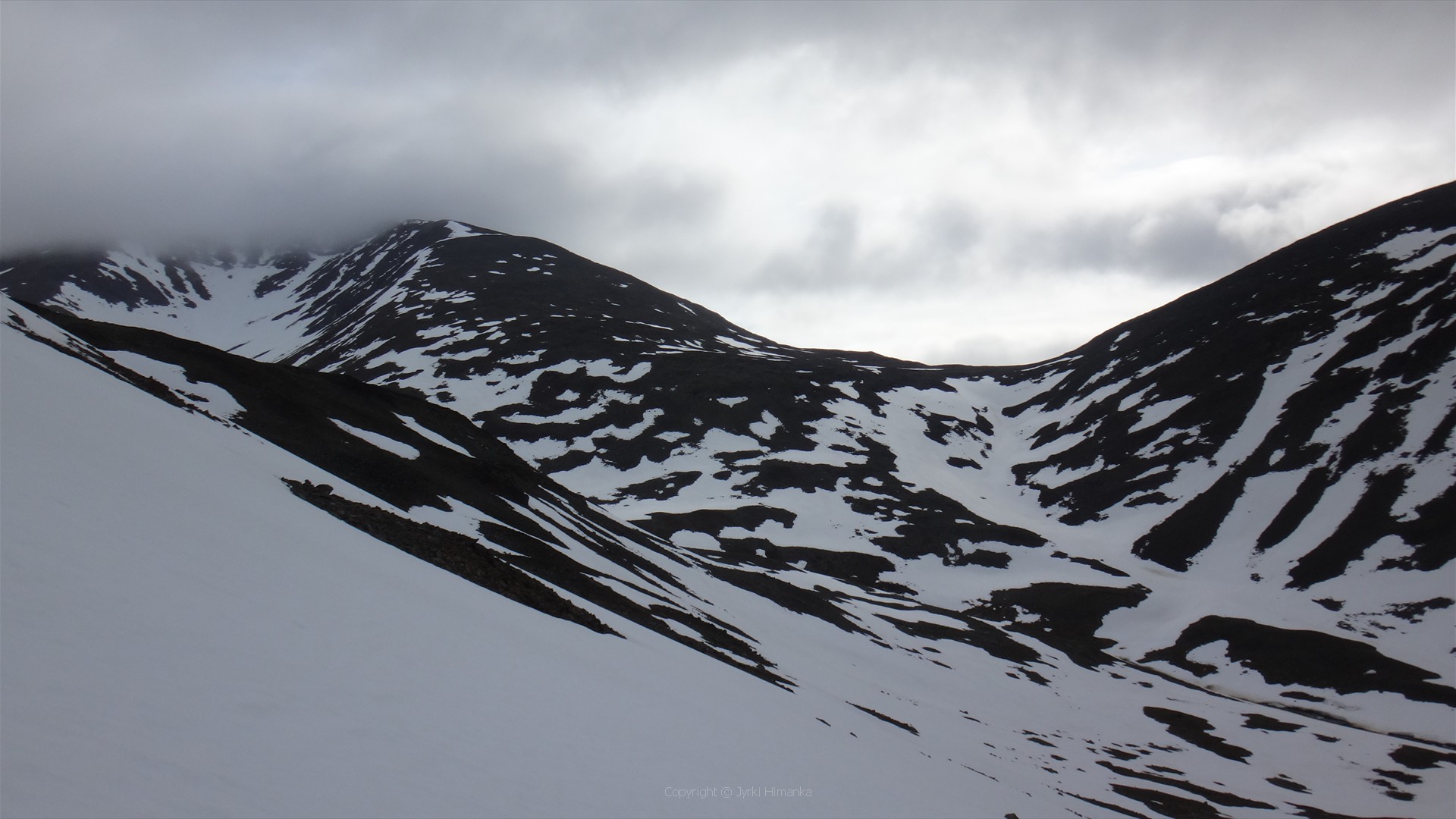 Vaellus jatkuu satulaan 1425 m ja siitä Pårten huipulle 2005 m