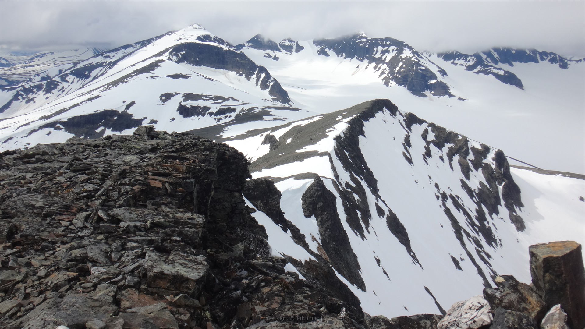 Huipulta 1803 m Pårten jäätikköä ja ympäröiviä huippuja
