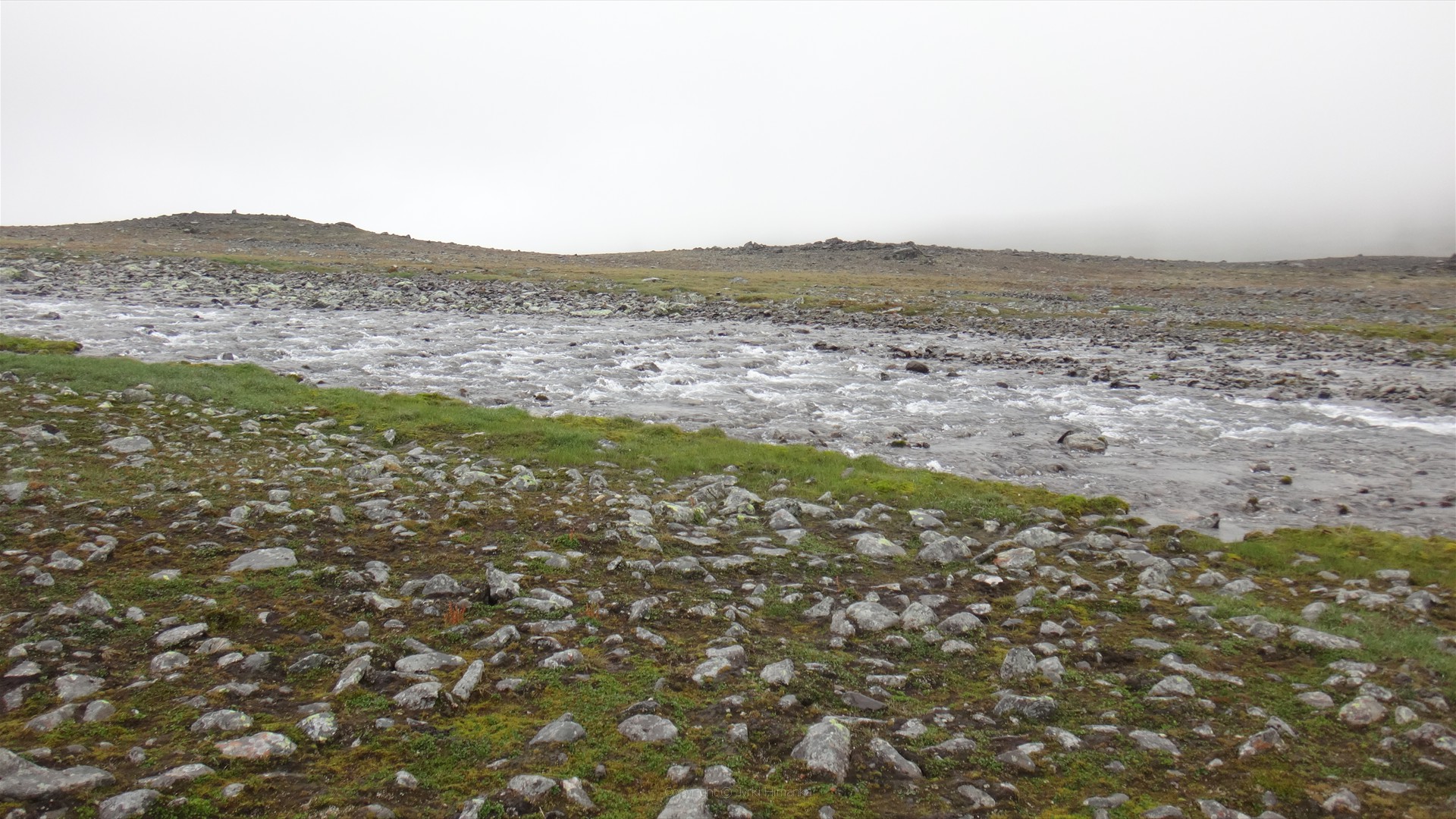 Darfal-jäätiköltä tuleva puro, ylitys onnistui
