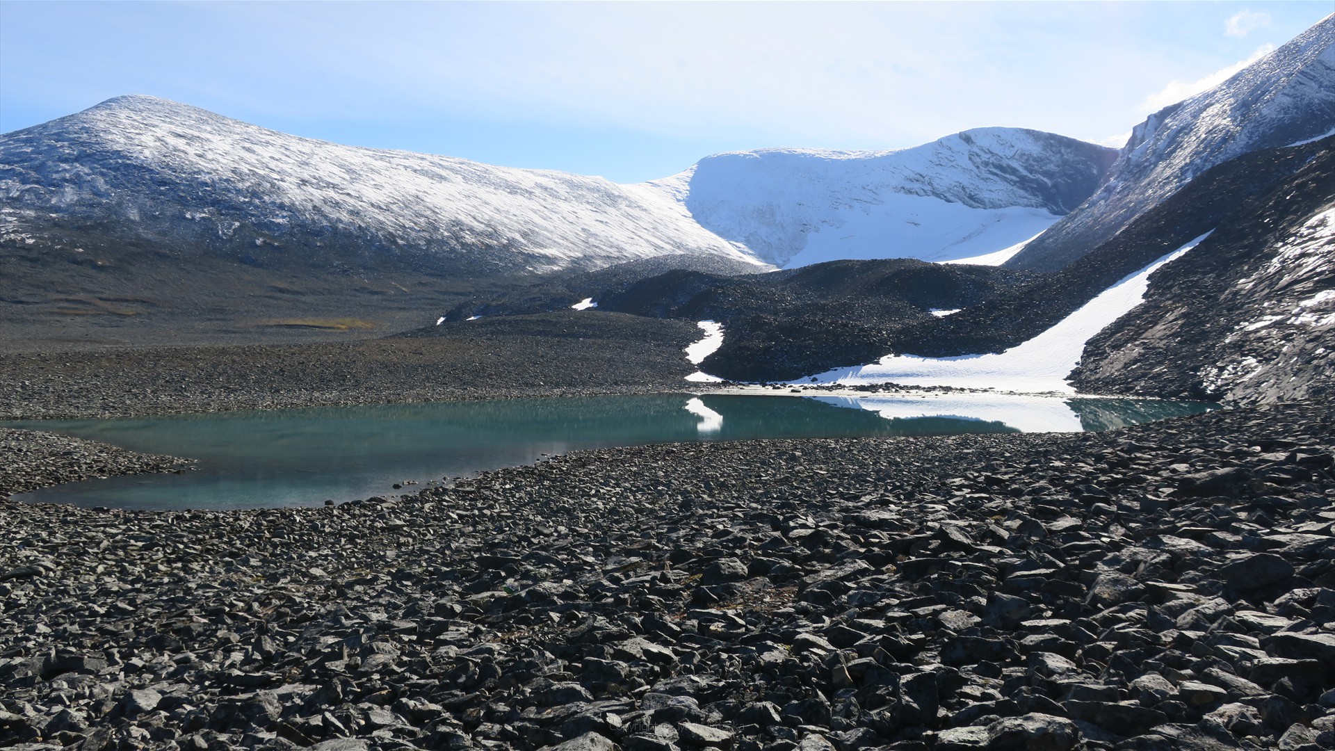 Ballinriehppin jäätiköiden alapuolella oleva järvi 1220 metrissä