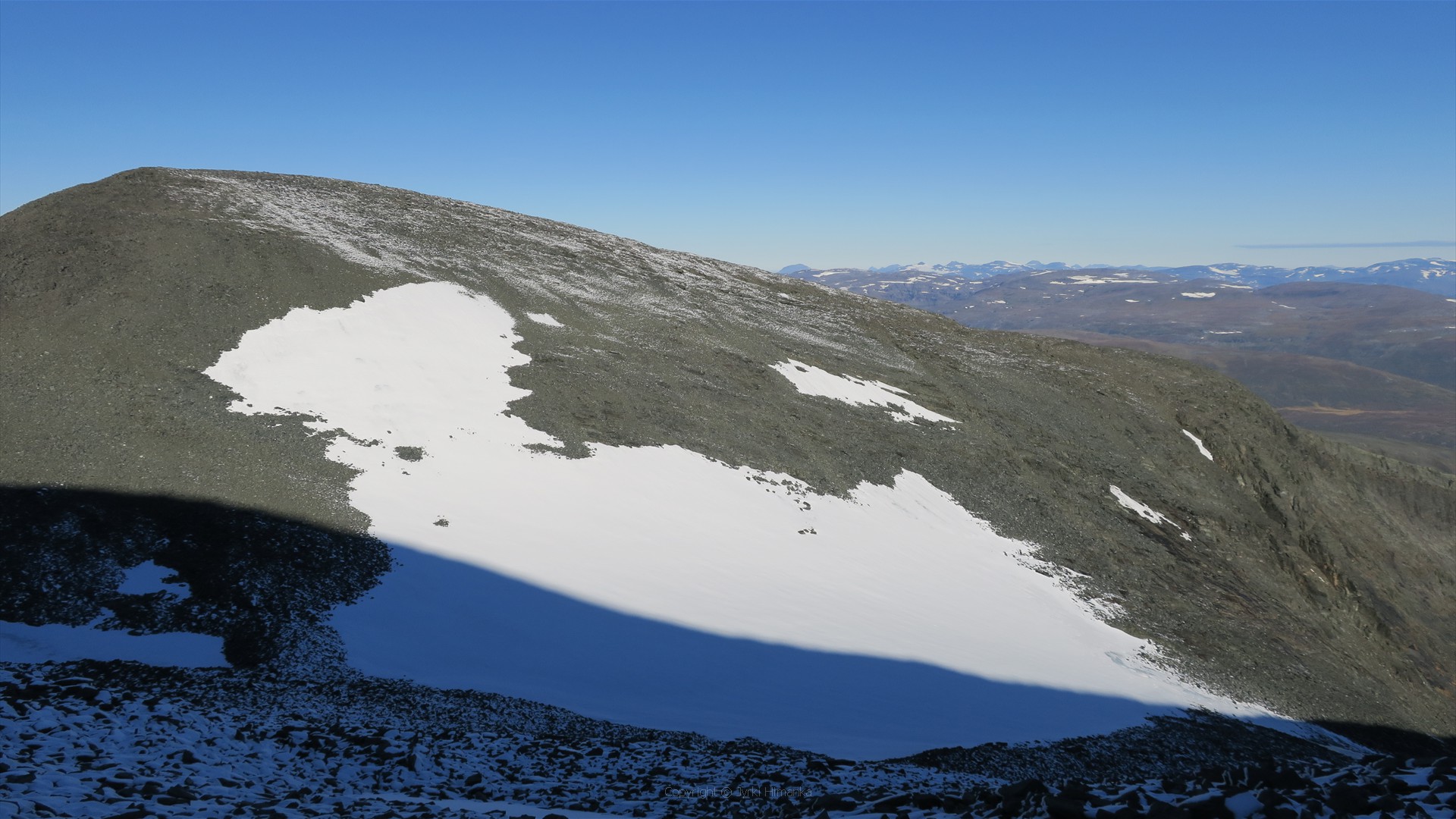 Laskeuduin Tjåmuhaksen matalammalta huipulta 1689 m pohjoiseen vievälle harjanteelle